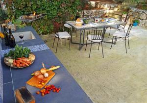 un tavolo con un mucchio di frutta e verdura sopra di Maramare Pinus a Stara Baška