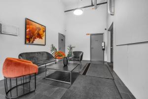 Una sala de estar con dos sillas y una mesa. en TotalApartments Stakkevollvegen Studio, en Tromsø