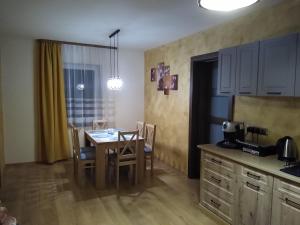 Domek w górach pod Rysianką的厨房或小厨房