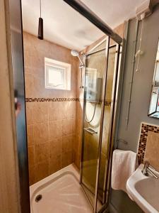 Ένα μπάνιο στο Coastal Charm