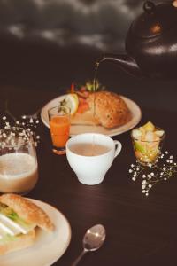 una mesa con platos de comida y una taza de café en First Hotel Grand Falun, en Falun