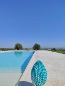 una palla blu seduta accanto alla piscina di Carrua a Marzamemi