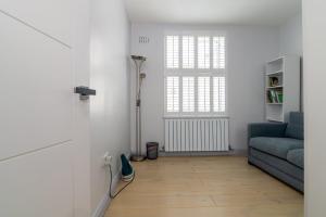 a living room with a blue couch and a floor at GuestReady - A British charm in South Bank in London