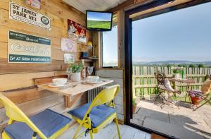 Balkón nebo terasa v ubytování The Shepherds Hut