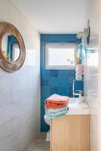 łazienka z umywalką i lustrem w obiekcie La Maison de B w mieście Lumio +37 zdjęć