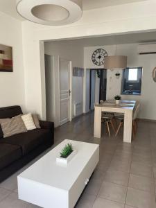 ein Wohnzimmer mit Sofa und Tisch in der Unterkunft Charmante maison idéalement située, centre-ville in Castres