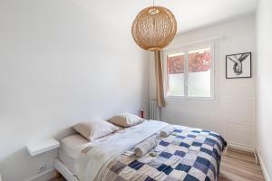 Un pat sau paturi într-o cameră la GuestReady - Peaceful Retreat in Châtillon