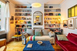 a living room with a couch and book shelves at GuestReady - Charming Getaway with Terrace in Paris