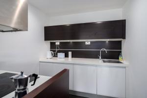 A kitchen or kitchenette at GuestReady - Cityscape Delight with Canal View