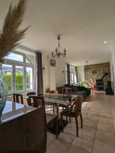 a dining room and living room with a table and chairs at Un rêve à la mer in Plestin-les-Grèves
