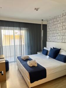 Rúm í herbergi á Astoria Suite Hotel