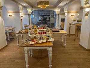 una stanza con due tavoli con sopra del cibo di Hotel Villa Frigiliana a Frigiliana