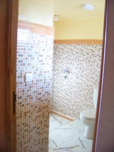 KASBAH ALTAÏR في الكيلا دي مجونة: حمام به مرحاض وجدار من البلاط