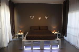 A bed or beds in a room at Comeacasatua Még 17 kép