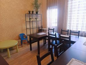 uma sala de jantar com mesa e cadeiras em LOFT Home em Daugavpils