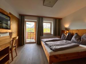 Habitación de hotel con cama y ventana en LA MONTANA - Ski & Hiking LODGE, en Schladming
