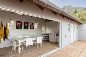 Η κουζίνα ή μικρή κουζίνα στο Faraway Estate