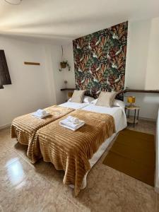 Habitación de hotel con 2 camas y toallas. en Alojamiento La Escalera, en Alhama de Granada