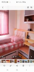 une chambre avec un lit, un bureau et une fenêtre dans l'établissement Omah Tiny, à Bantul
