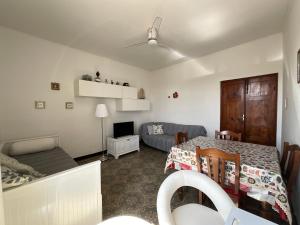 樂古拉爵的住宿－Appartamento Case Rosse，一个带桌子和沙发的小客厅