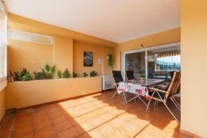 a dining room with a table and chairs at Aguamarina Gamonal in Marbella