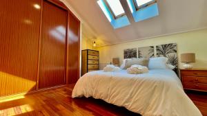 a bedroom with a bed with towels on it at Colón 20 in Tui
