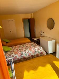 una camera con un letto e un comò di Acogedor Apartamento Cullera 200 metros playa a Cullera
