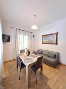 TV a/nebo společenská místnost v ubytování Ilias Apartments