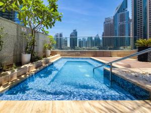 Bazén v ubytování Ultra modern 1BD in Damac Heights Marina nebo v jeho okolí