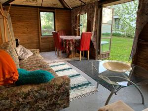ein Wohnzimmer mit einem Sofa und einem Tisch in der Unterkunft Nurme farm 