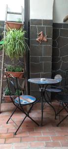 un patio con mesa y 2 sillas en Da Giulietta, en Adrano