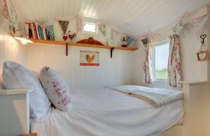 Postel nebo postele na pokoji v ubytování The Shepherds Hut