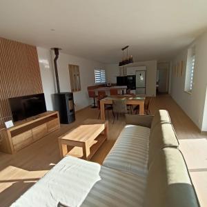 TV a/nebo společenská místnost v ubytování Les gîtes aux portes de Saint-Quay-Portrieux