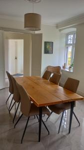 een houten tafel en stoelen in een kamer bij Apartment in Danmark -Petersminde Exclusive Apartments in Otterup