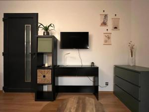 a room with a desk with a television on a wall at Studio indépendant avec hammam in Montpellier