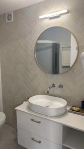 W łazience znajduje się biała umywalka i lustro. w obiekcie Metalowiec w mieście Stalowa Wola