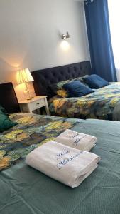 una camera d'albergo con due letti e asciugamani di Metalowiec a Stalowa Wola