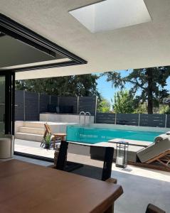 un patio con piscina, tavolo e sedie di Serene Villas Halkidiki - Deluxe a Nea Iraklia Altre 8 foto