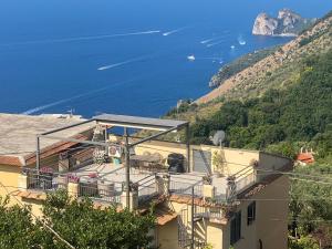 een gebouw met een balkon met uitzicht op het water bij Seeview rooftop house between Sorrento and Amalfi in Massa Lubrense