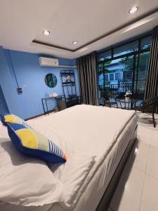 Un dormitorio con una cama con una almohada encima. en Noc House, en Bang Khlo