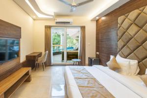 Posteľ alebo postele v izbe v ubytovaní Stone Wood Hotel, Rishikesh