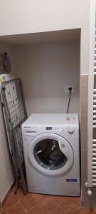 een witte wasmachine en droger in de kamer bij Cà Trifolera Barbaresco - Appartamento per 2 o 4 persone immerso nei vigneti - Free Parking Wi-Fi - in Barbaresco