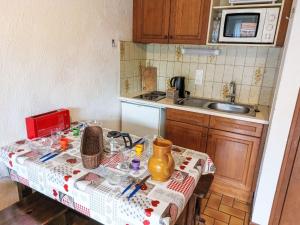 una cocina con mesa y mantel. en Apartment Les Grets-4 by Interhome en Saint-Gervais-les-Bains