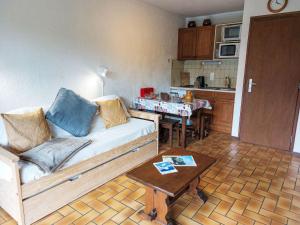 sala de estar con sofá y mesa en Apartment Les Grets-4 by Interhome en Saint-Gervais-les-Bains