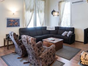 sala de estar con sofá, sillas y mesa en Holiday Home Toivola 1 by Interhome en Vuokatti