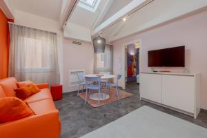 ein Wohnzimmer mit einem Sofa und einem Tisch in der Unterkunft Tadomo - Corte del Cafetier in Venedig