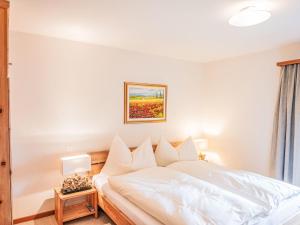 Postel nebo postele na pokoji v ubytování Apartment Chesa Polaschin B - B10 - Sils by Interhome