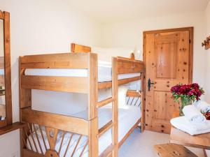 Postel nebo postele na pokoji v ubytování Apartment Chesa Polaschin B - B10 - Sils by Interhome