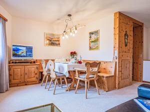 Posezení v ubytování Apartment Chesa Polaschin B - B10 - Sils by Interhome