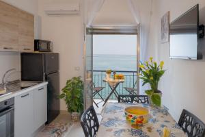 Η κουζίνα ή μικρή κουζίνα στο Zia Rina Apartment Naxos +12 φωτογραφίες
